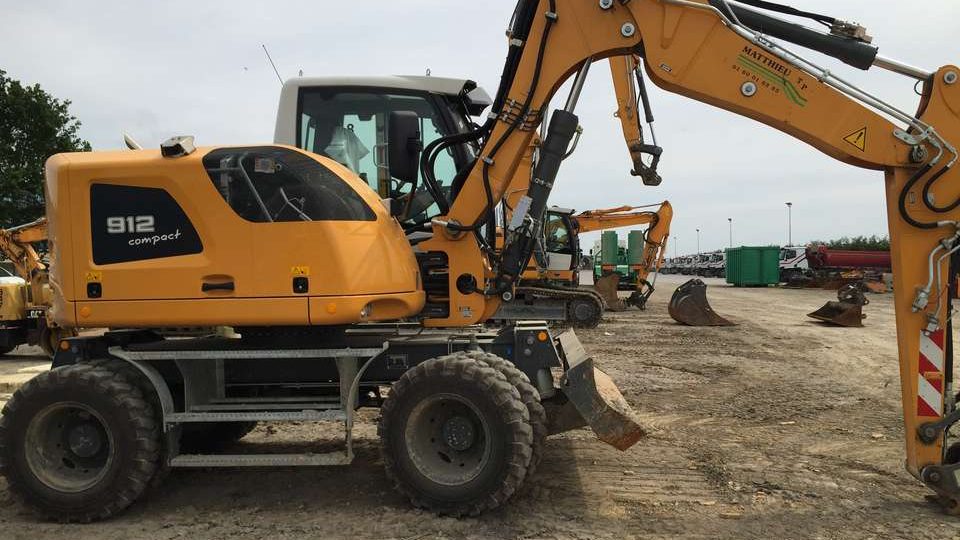 Pelle sur pneus 12 Tonnes Compact (Réf Liebherr A912)